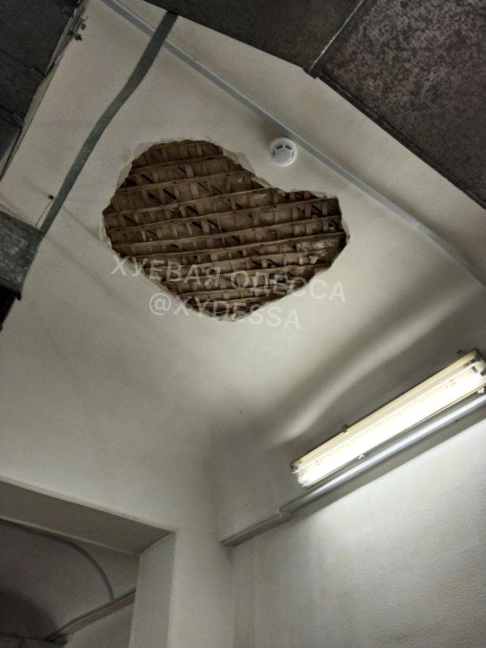 В училище Одессы на ученика рухнул потолок: парня госпитализировали с травмами (видео)