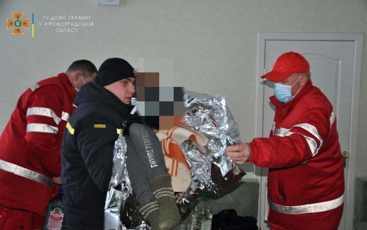 В Кропивницком мужчина героически бросился на помощь девушке, которая тонула в ледяной воде (фото)