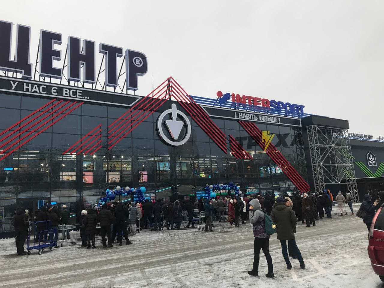 Відкриття нового "Епіцентру" в Харкові затьмарилося скандалом: люди з матюками "штурмували" ТЦ