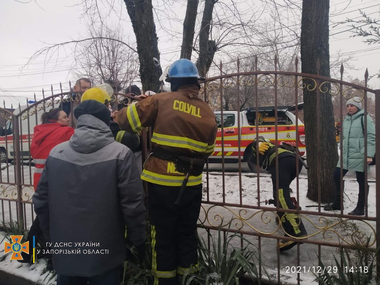 В Мелитополе подросток из-за гололеда напоролся на пику забора (фото)