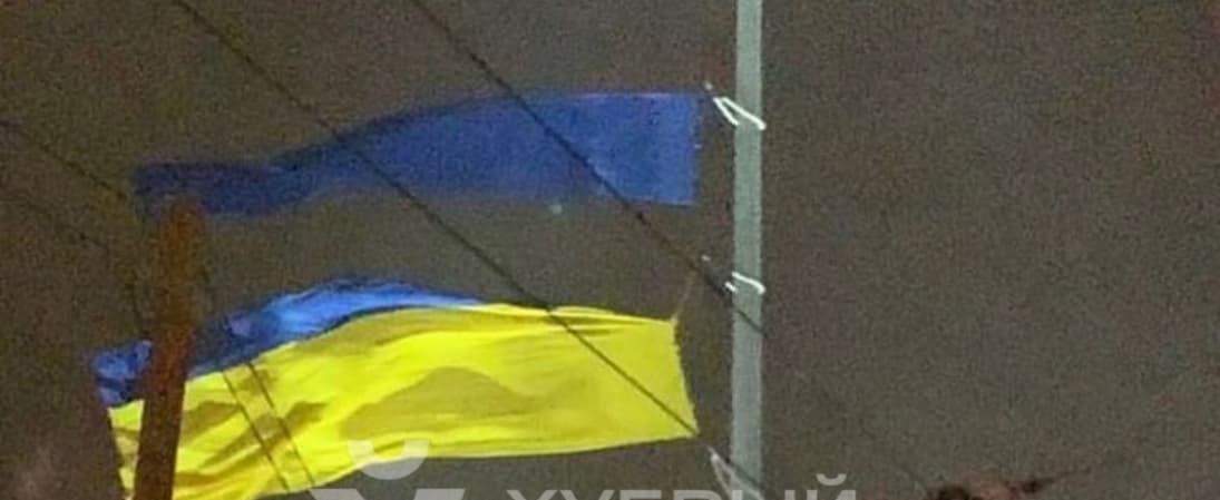 У Харкові вітер розірвав найвищий прапор України, а в Краматорську зірвав з фгагштока (відео, фото)