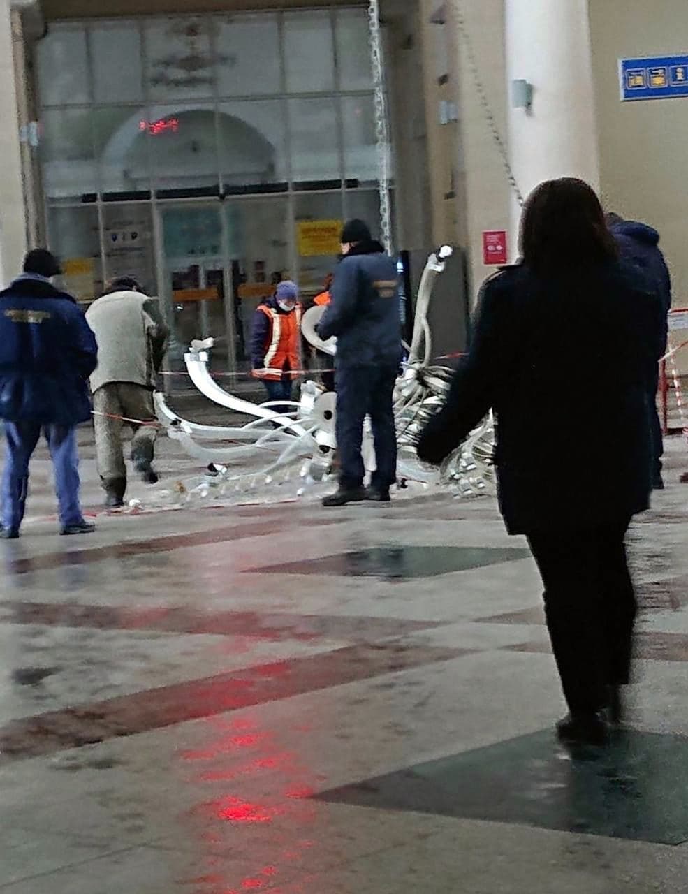 У Дніпрі посеред ЖД вокзалу впала величезна люстра: людей дивом не зачепило (фото)