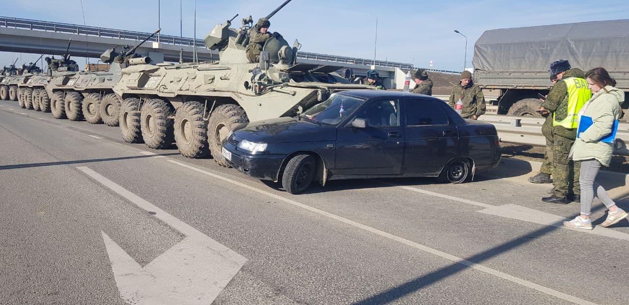 Российские военные, уезжая из оккупированного Крыма, на БТР протаранили легковушку (видео)