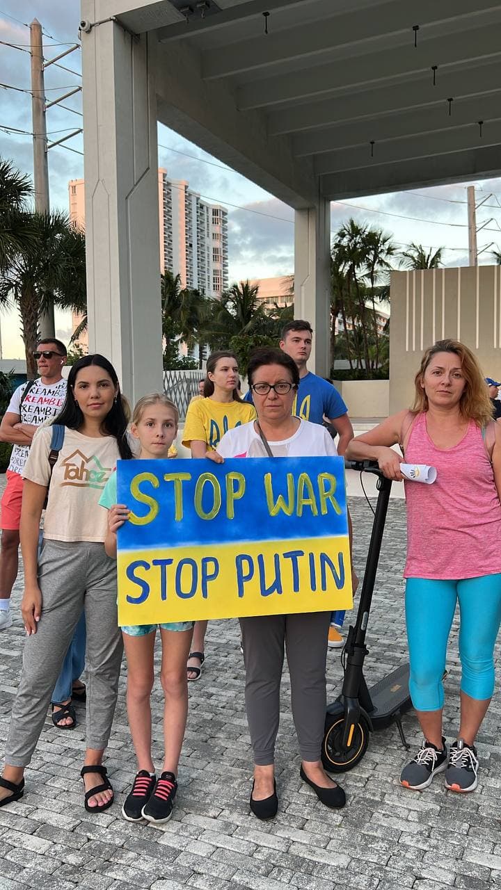 На мітингу у Маямі закликають відключити Росію від SWIFT та врятувати Україну (фото)
