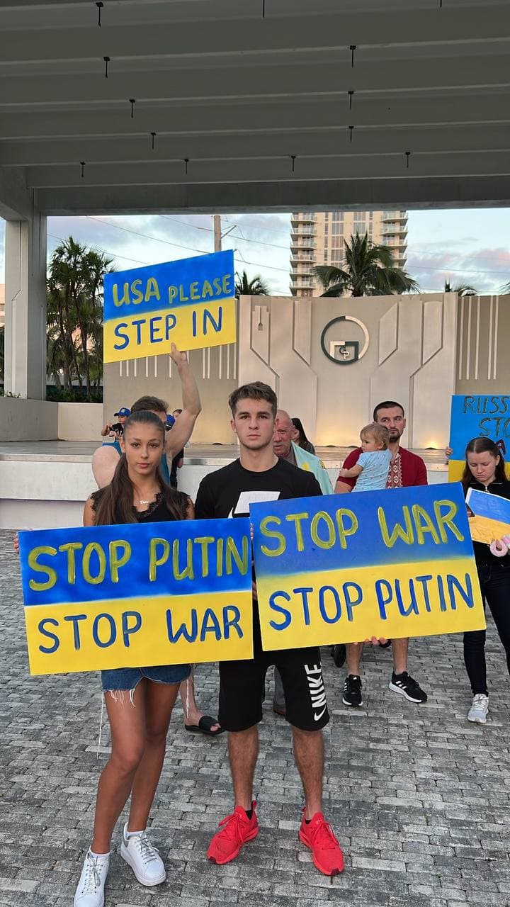 На митинге в Майами призывают отключить Россию от SWIFT и спасти Украину (фото)