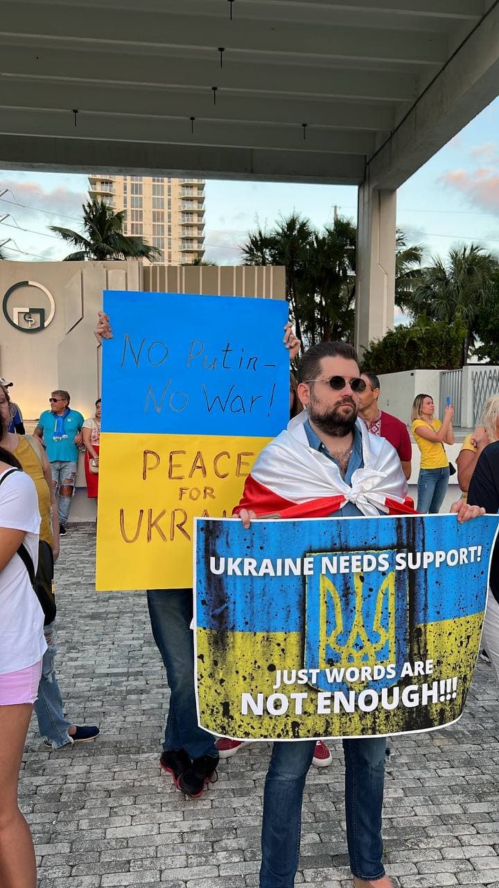 На мітингу у Маямі закликають відключити Росію від SWIFT та врятувати Україну (фото)