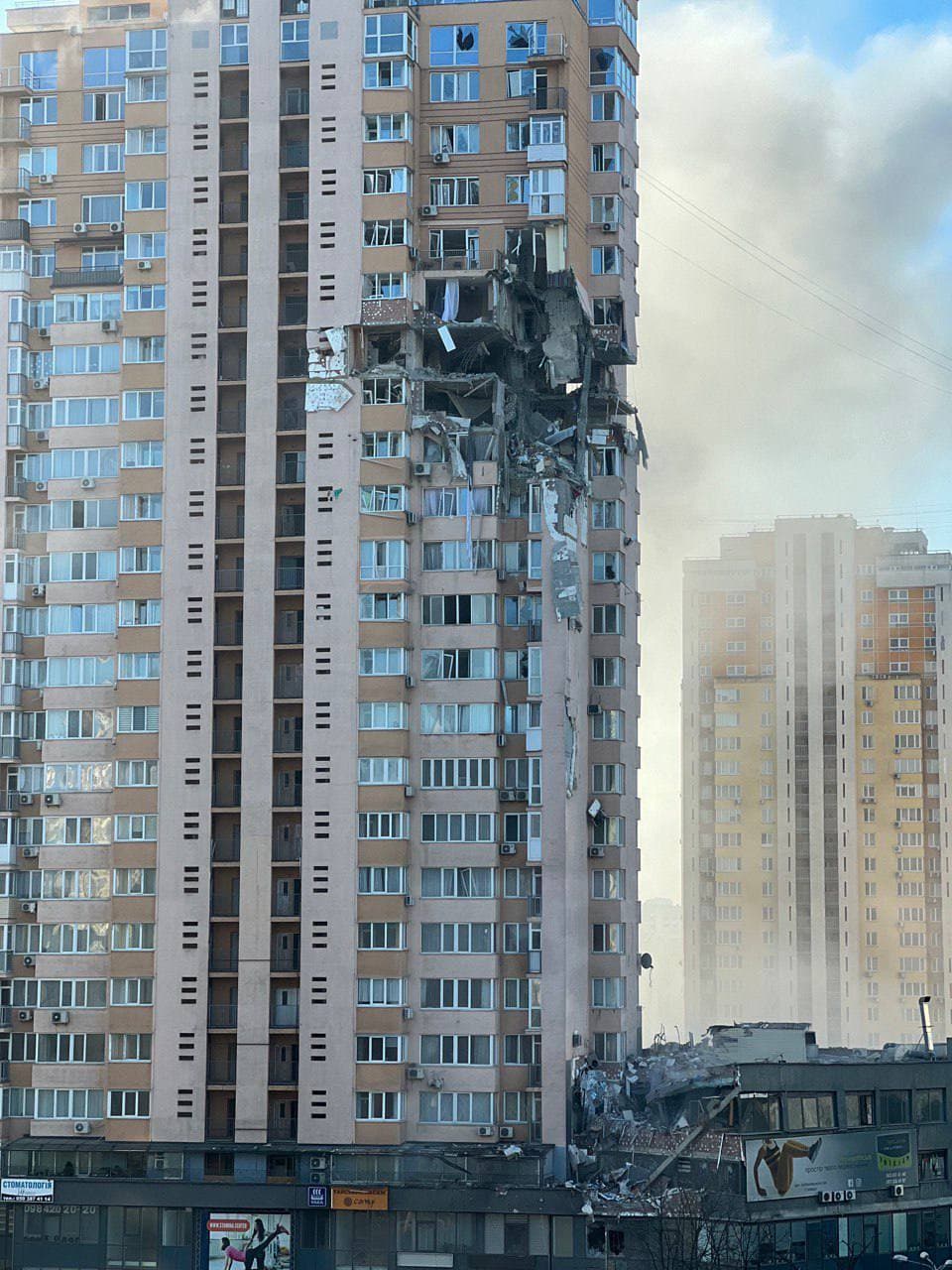В Киеве обстреляли аэропорт "Жуляны". Снаряд попал в жилой дом (фото)