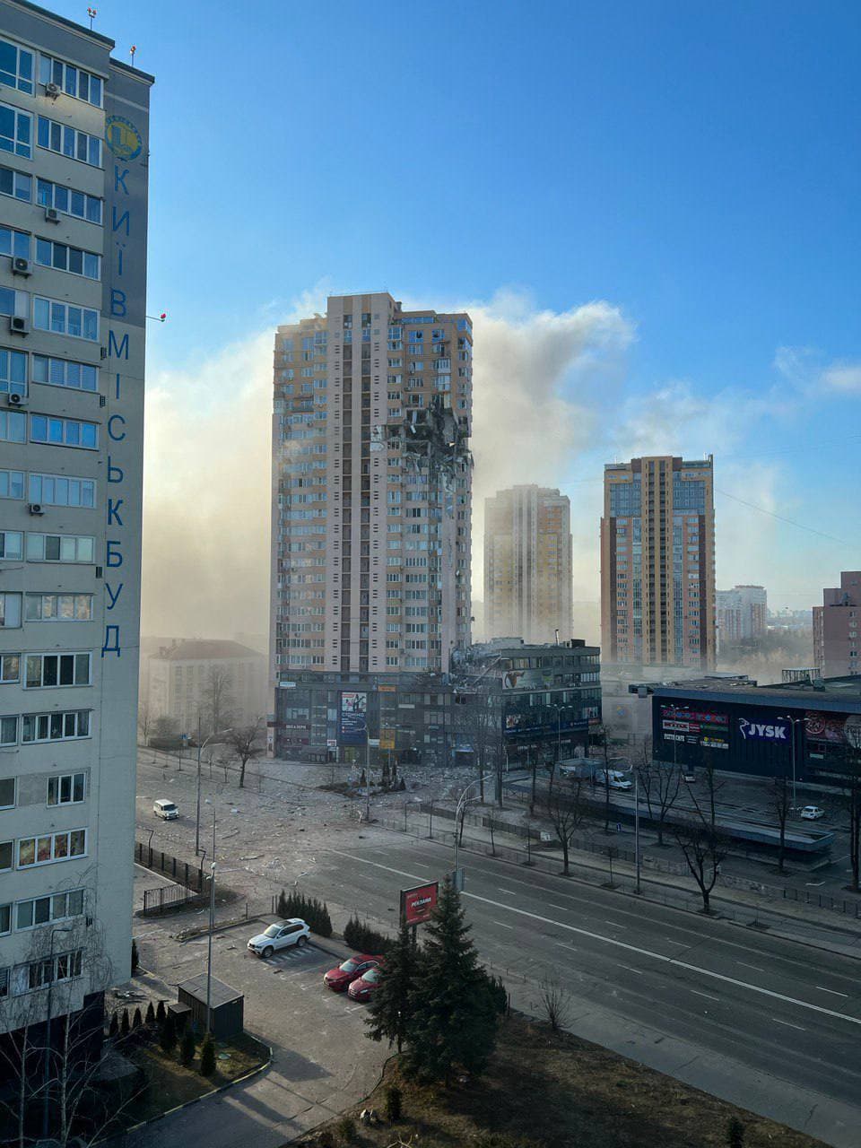 В Киеве обстреляли аэропорт "Жуляны". Снаряд попал в жилой дом (фото)