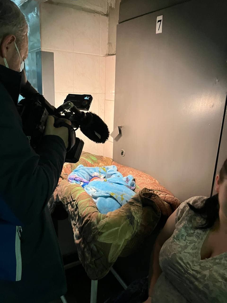 У Києві іноземні журналісти приїхали в пологовий, аби показати звірство РФ