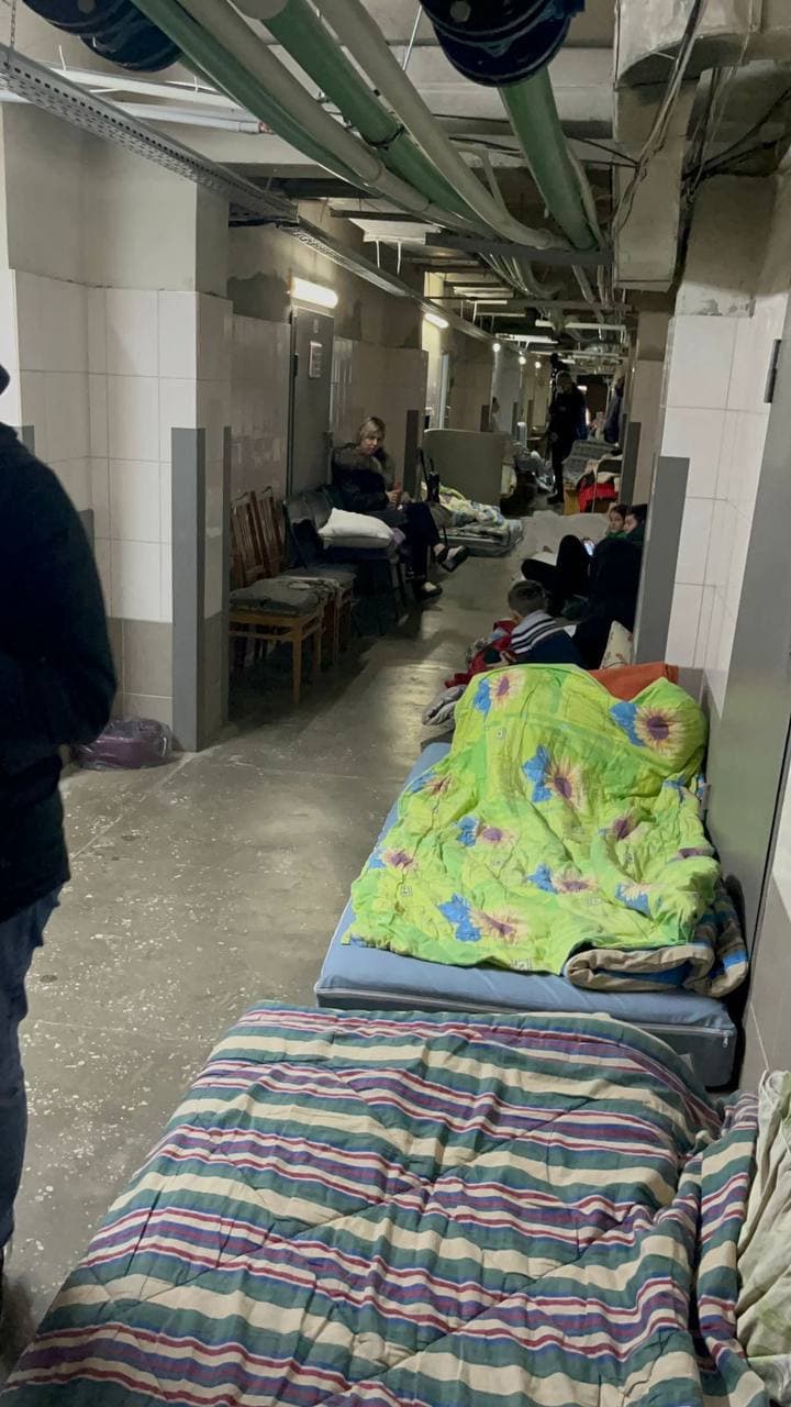 У Києві іноземні журналісти приїхали в пологовий, аби показати звірство РФ