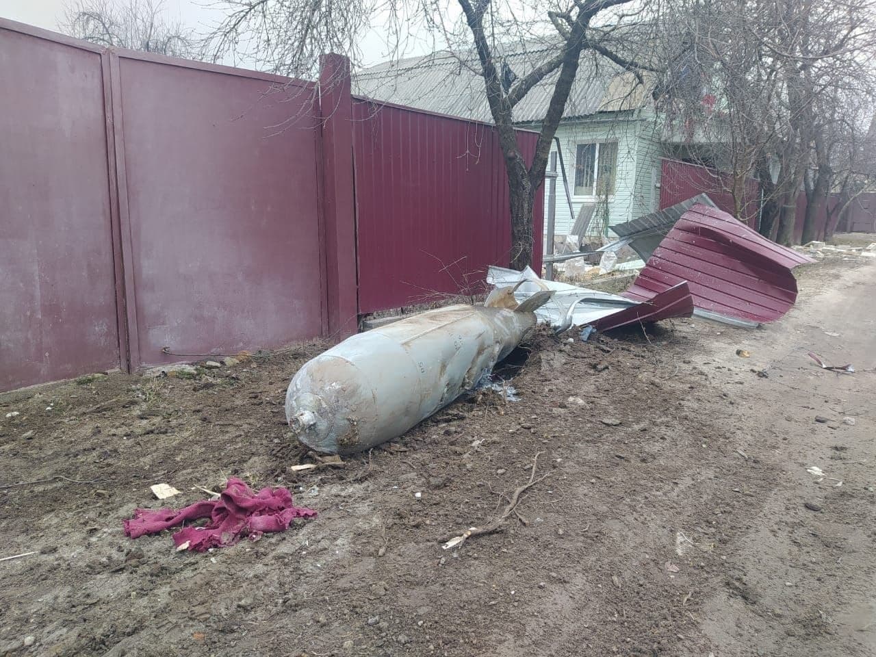 "Ти знав, що летиш бомбити мирне місто?": з'явився допит, збитого під Черніговом льотчика РФ