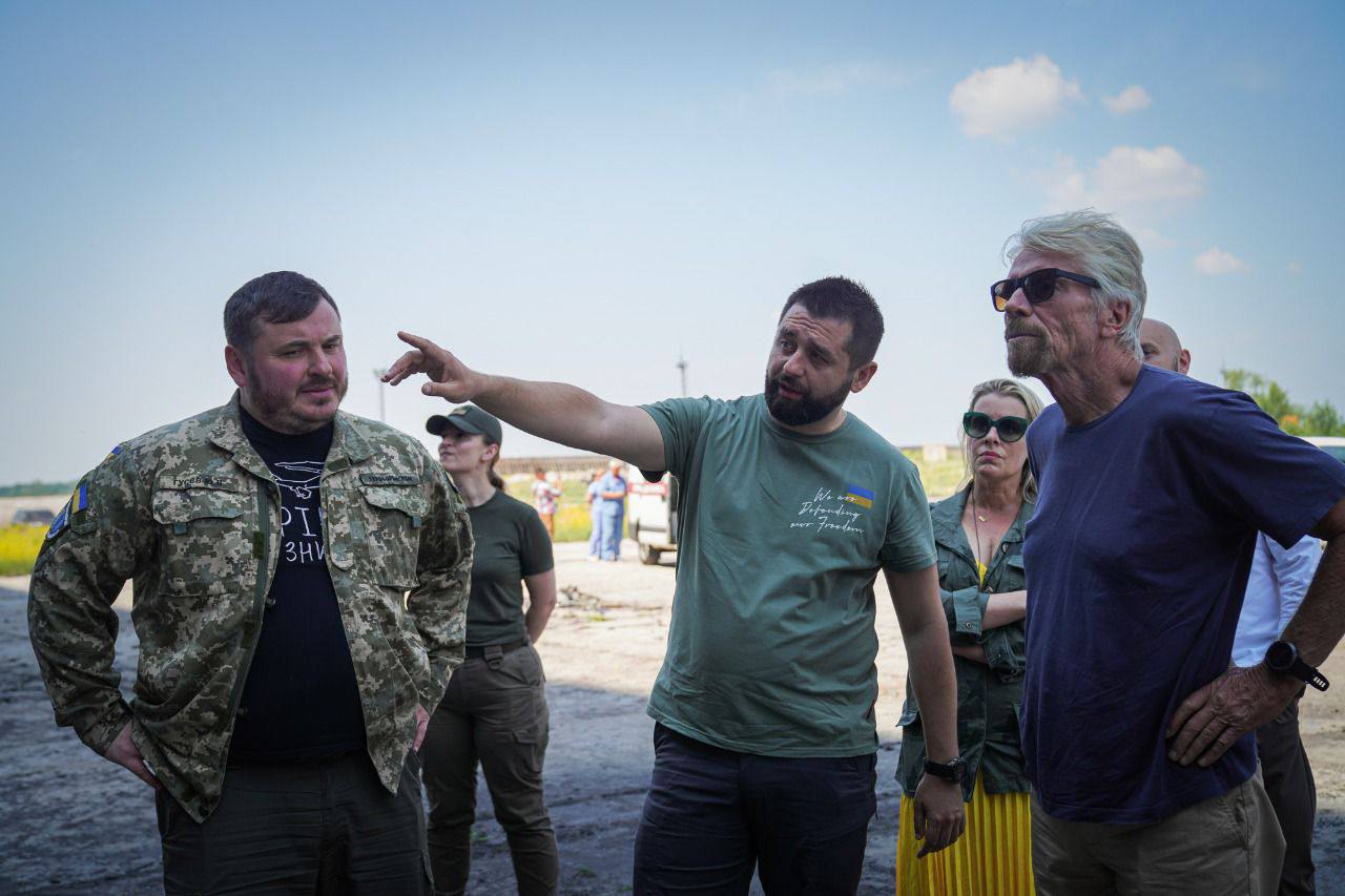 Британский миллиардер Брэнсон посетил Гостомель и интересовался восстановлением аэродрома: фото и видео