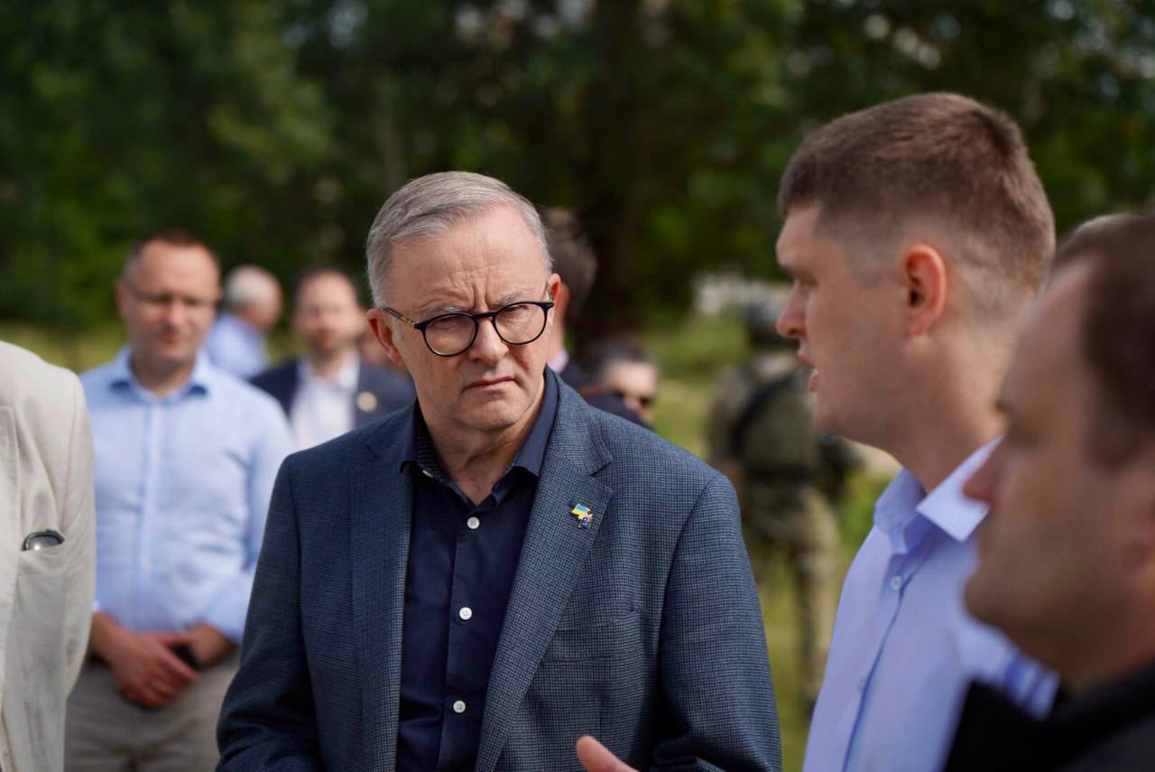 Жена премьера Австралии не сдержала слез, провожая его в Украину (видео)