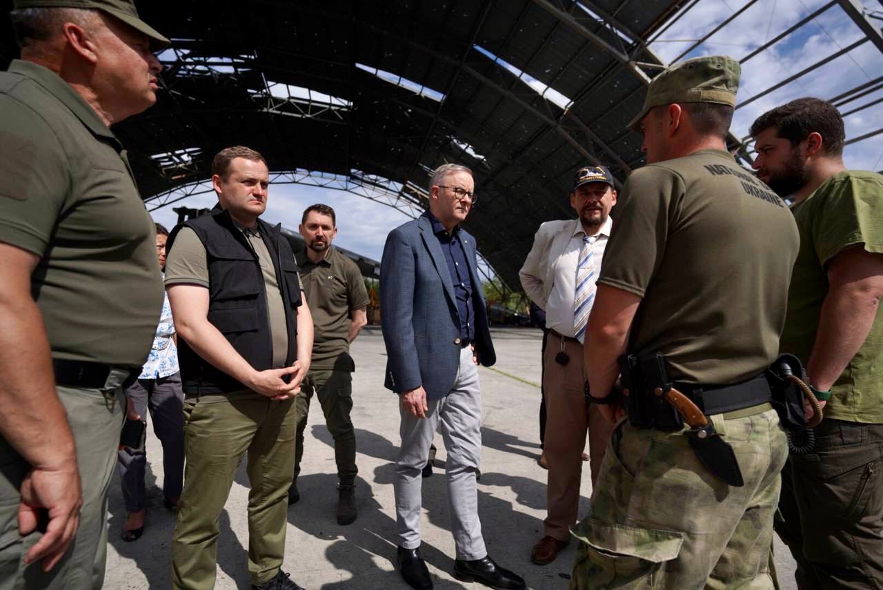 Жена премьера Австралии не сдержала слез, провожая его в Украину (видео)