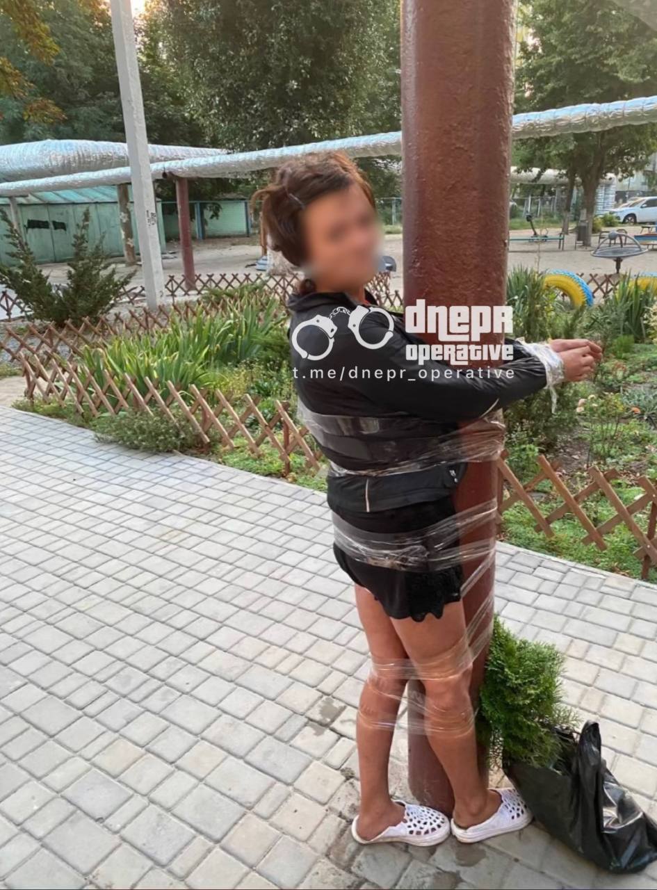 В Днепре похитительницу туи примотали скотчем к столбу: фото "самосуда"