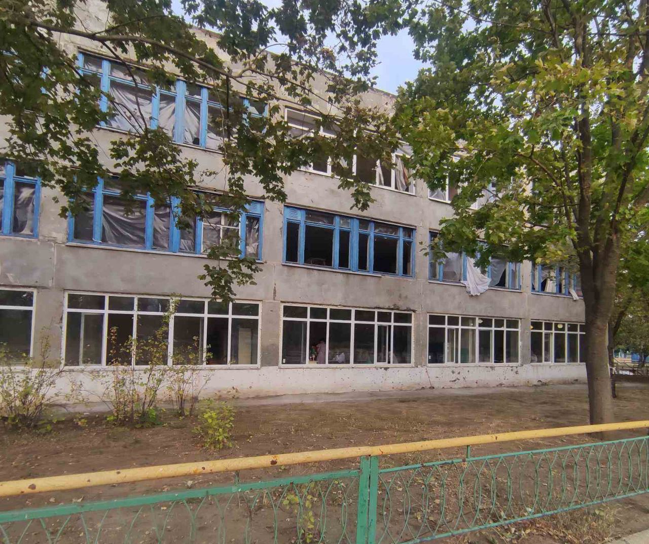 Военные и разбитые окна: как проходит 1 сентября в оккупированном Мариуполе