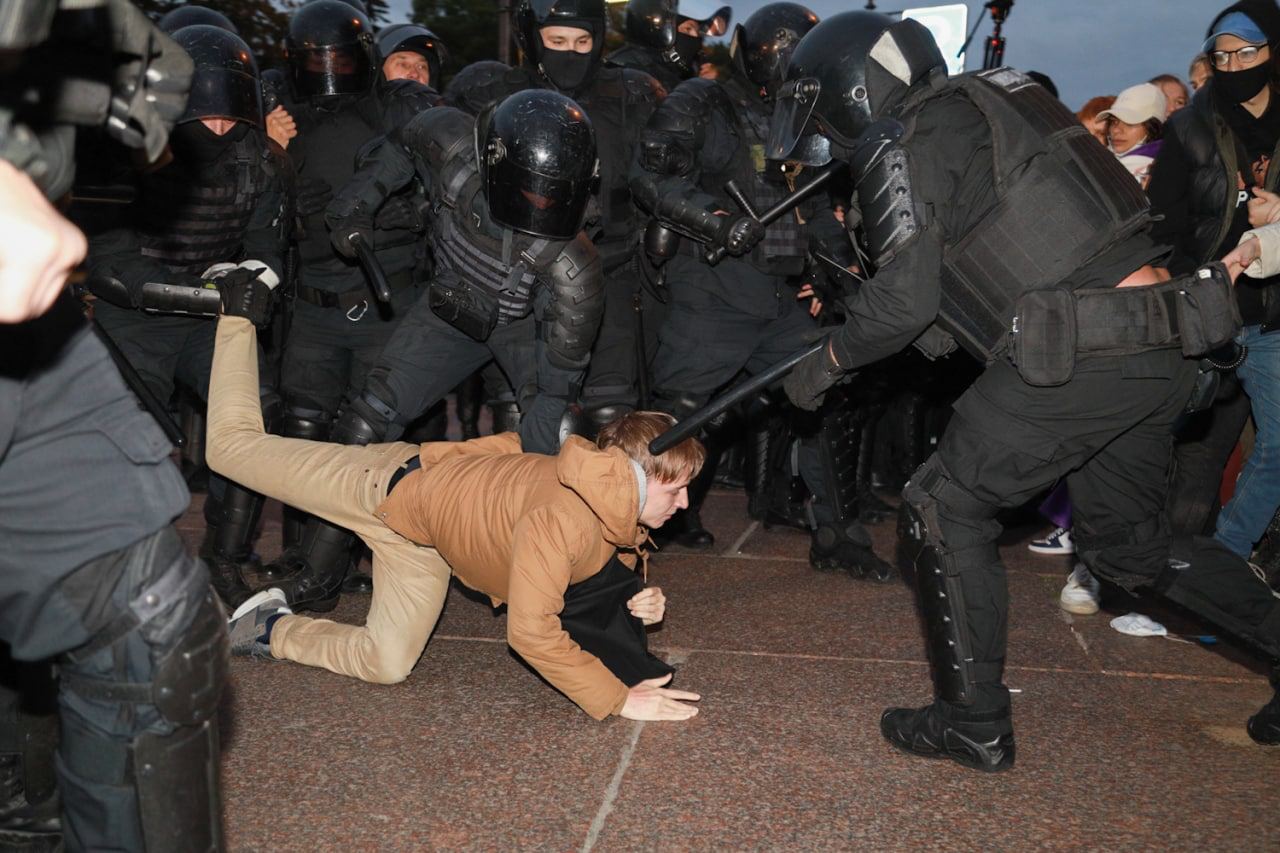 Российские силовики на митинге задержали агитаторов за мобилизацию: курьезное видео