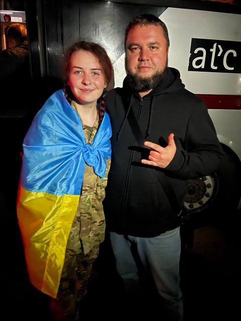 "Пташка" й інші захисники Маріуполя повернулися з російського полону: фото і відео повернення героїв