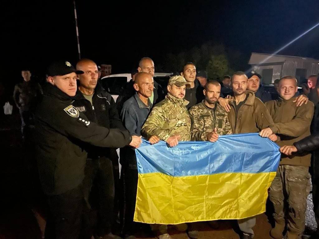 "Пташка" й інші захисники Маріуполя повернулися з російського полону: фото і відео повернення героїв