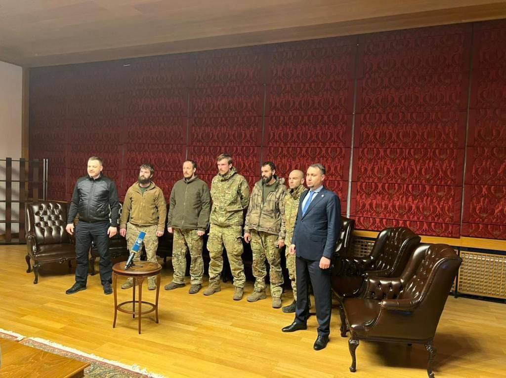 Де і як проживатимуть звільнені з полону командири "Азова"