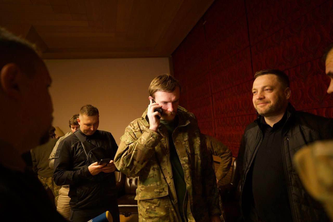 "Пташка" й інші захисники Маріуполя повернулися з російського полону: фото і відео повернення героїв