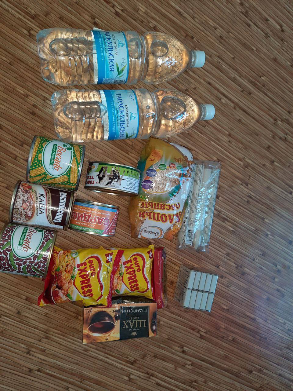 Крупа з жуками та дві пляшки води на місяць: у мережі показали продуктовий набір від окупантів у Маріуполі