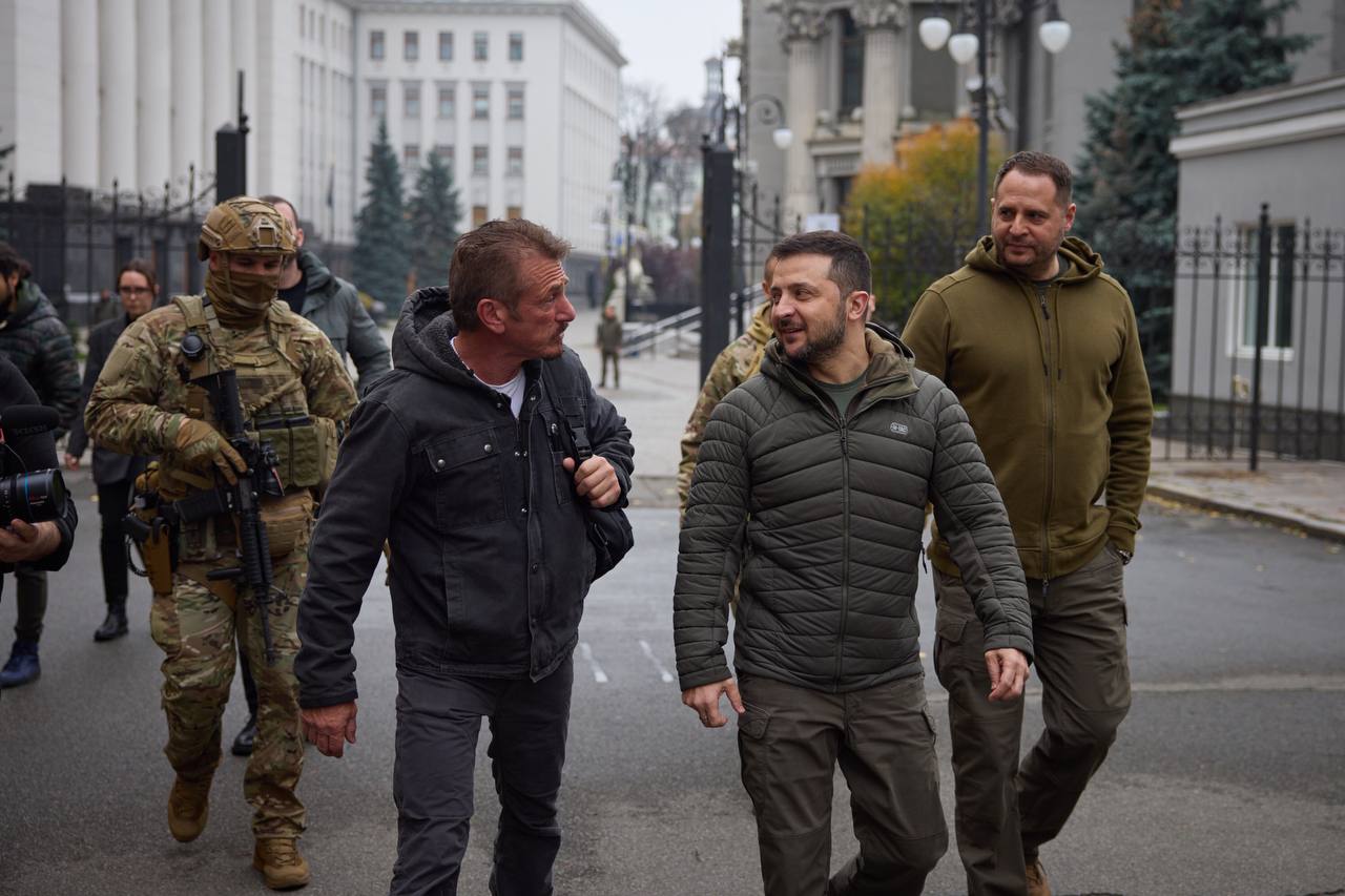 "Будуть летіти у росіян": Шон Пенн знайшов спосіб, як його "Оскар" може допомогти України