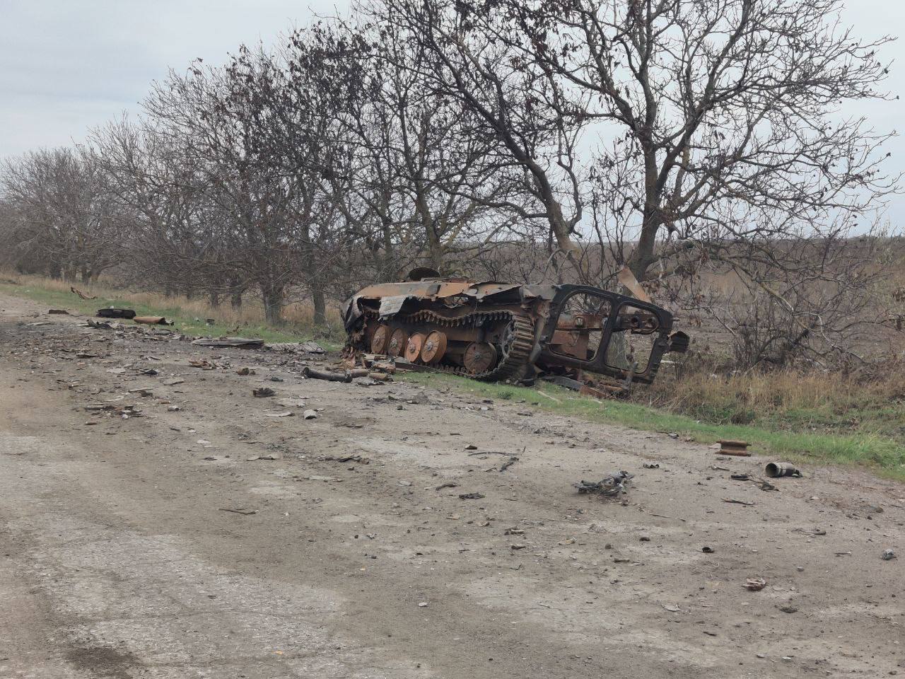 Купи сміття та вкрадені сонячні панелі: з'явились нові фото позицій окупантів у Херсонській області