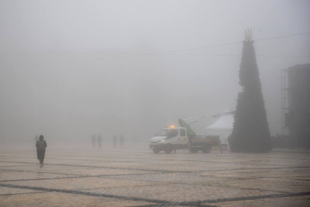 У Києві вперше засвітили головну ялинку: атмосферні фото