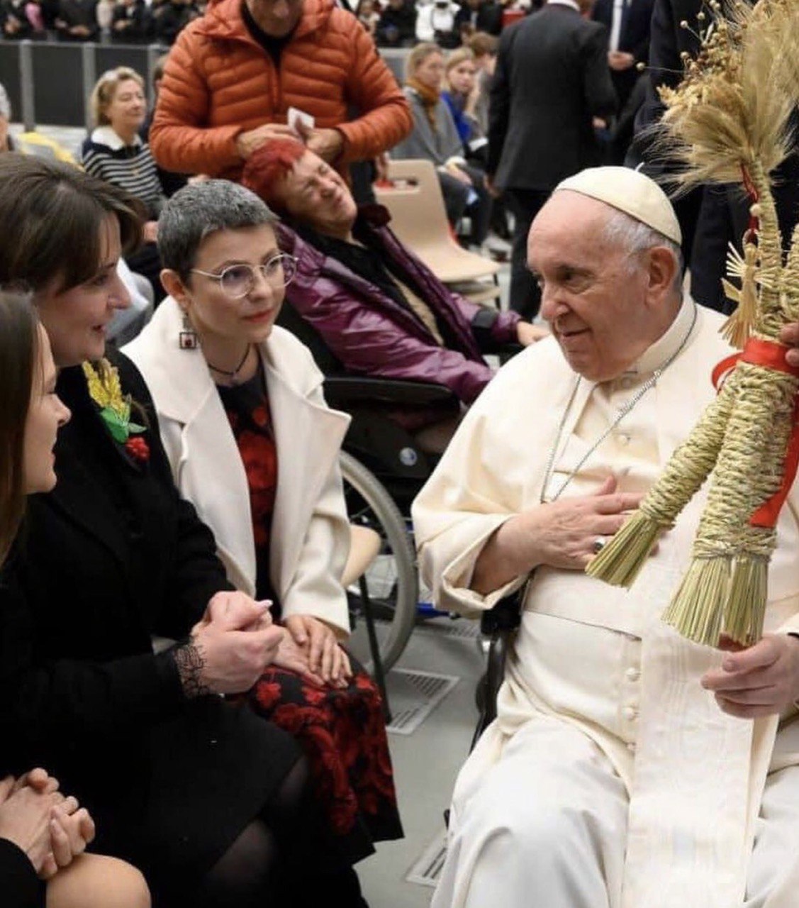 Певица Оксана Муха подарила Папе Римскому необычный подарок: фото встречи