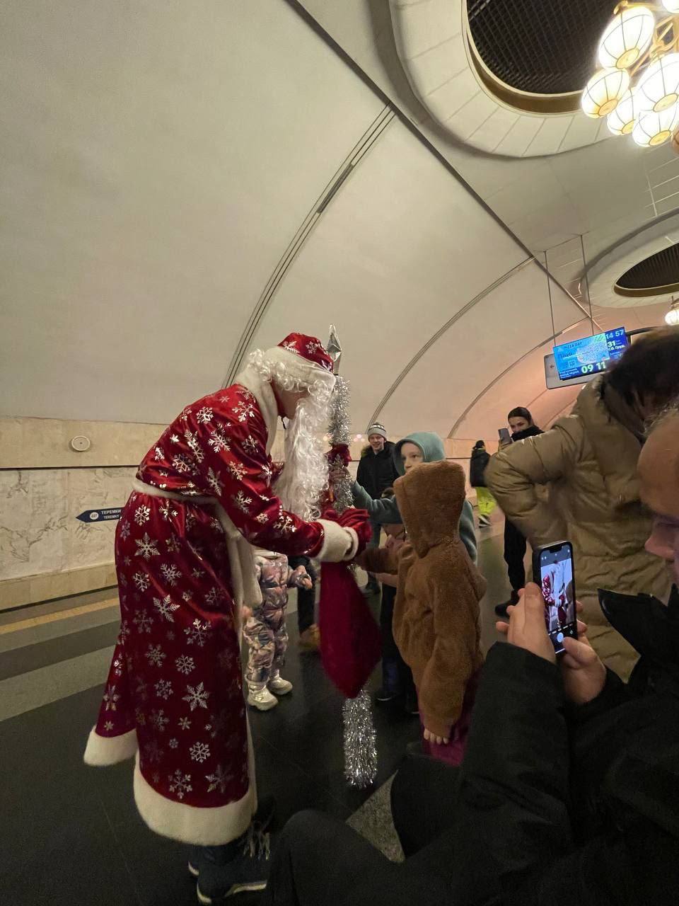 У київському метро під час обстрілів для дітей влаштували новорічне свято (фото)