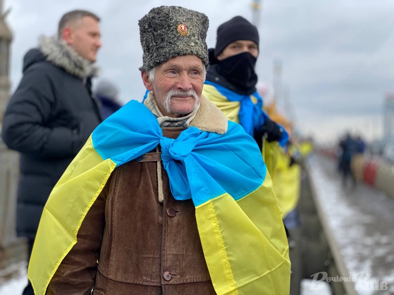 У Києві розгорнули 30-метровий прапор і створили "живий ланцюг": приголомшливі фото