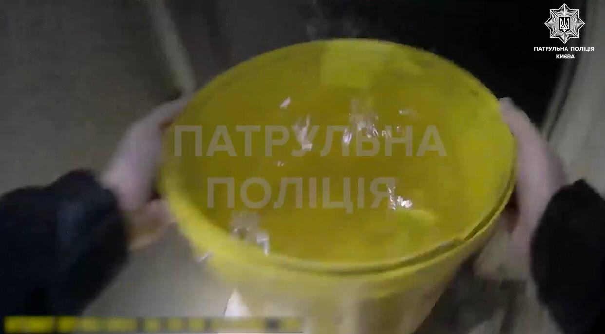 Тушили огонь своими силами: в Киеве полицейские спасли троих детей из пожара