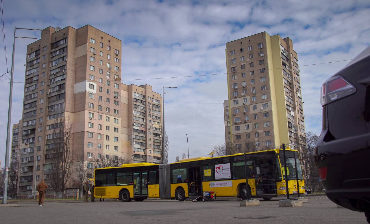 У Києві створили "Пункт незламності" на базі автобуса: як він виглядає та чим унікальний (фото, відео)