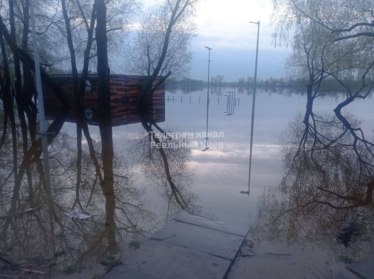 У Києві катастрофічно піднімається вода: Дніпро виходить із берегів (фото)