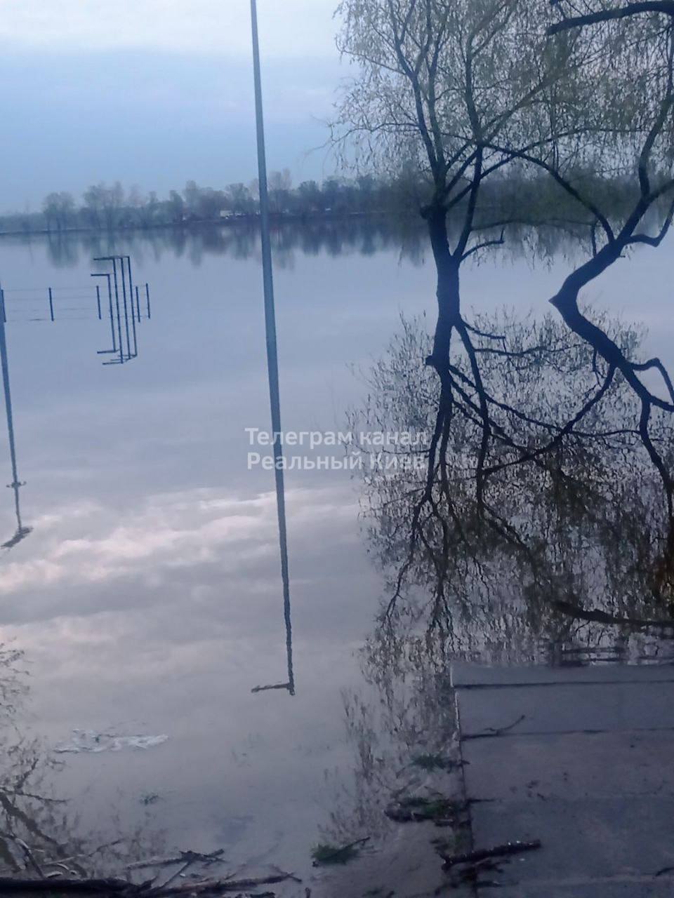 У Києві катастрофічно піднімається вода: Дніпро виходить із берегів (фото)