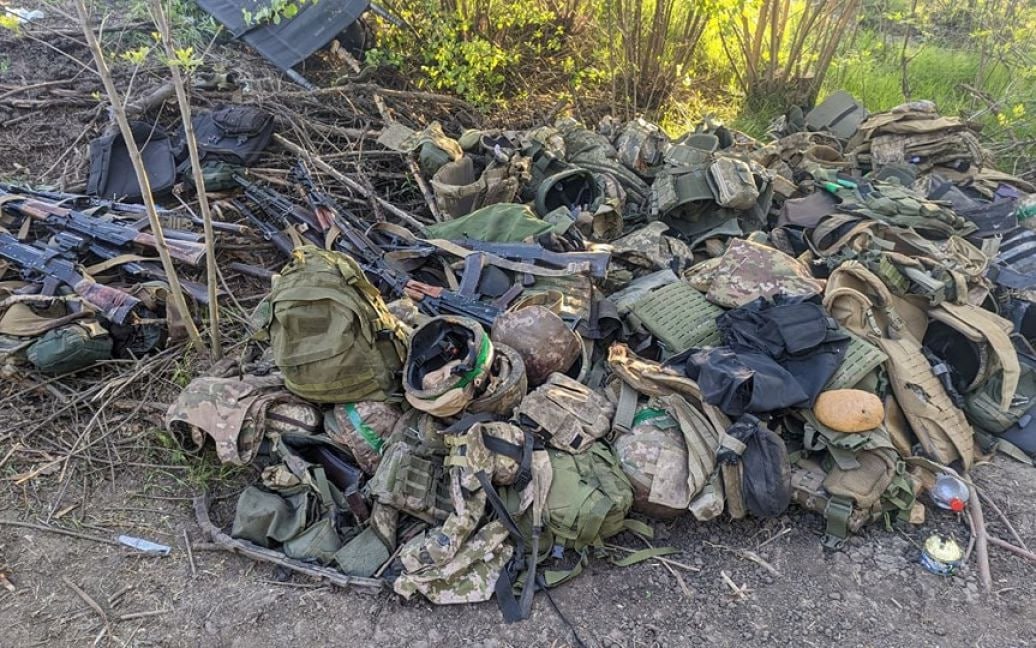 Прошла сквозь металл, но застряла в буханке: под Бахмутом хлеб спас воина от пули (фото)