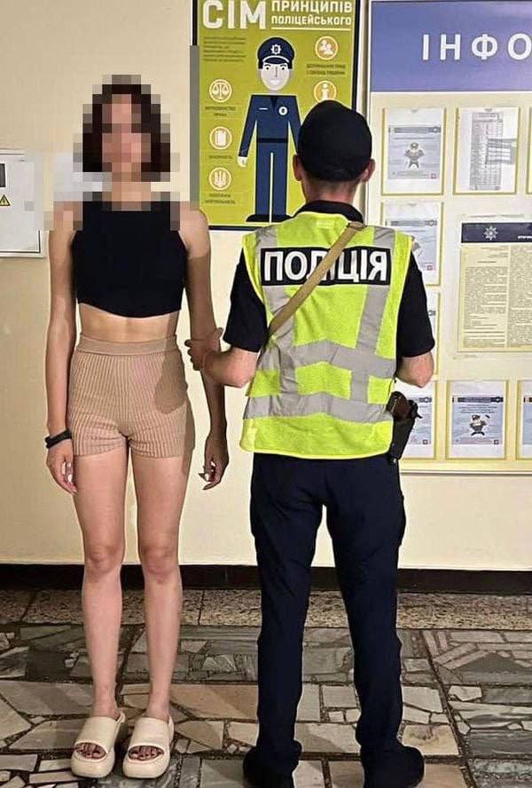 В Киеве две сестры устроили танцы на могиле отца-воина: что им теперь "светит"