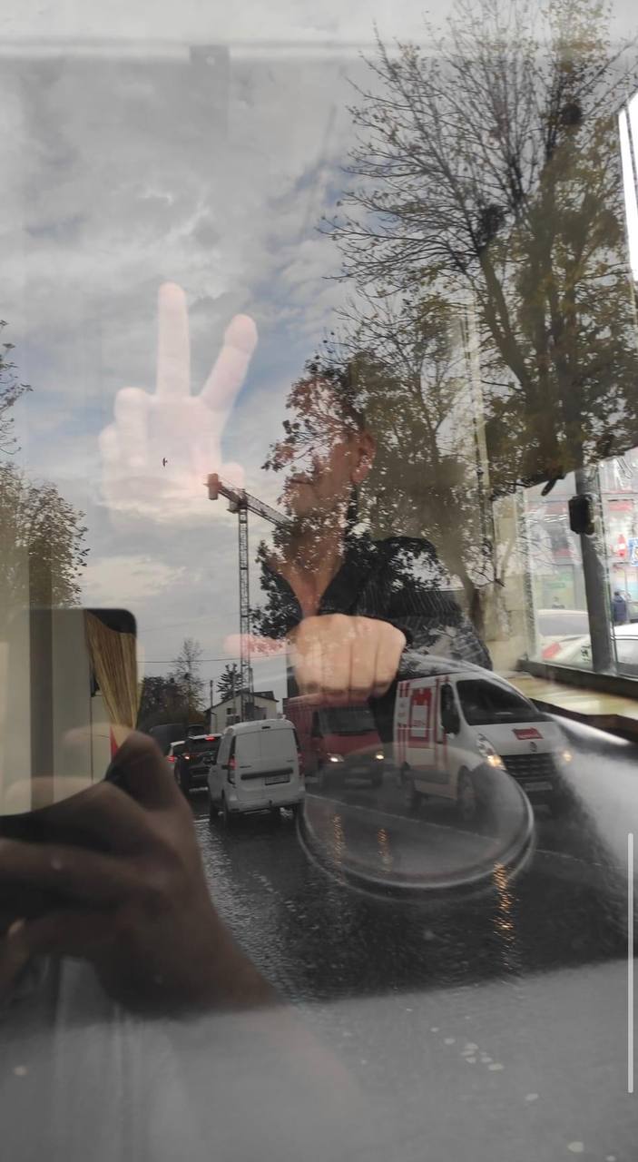 "Я ждать не буду". Во Львове водитель автобуса отказался везти бойца ВСУ без ноги