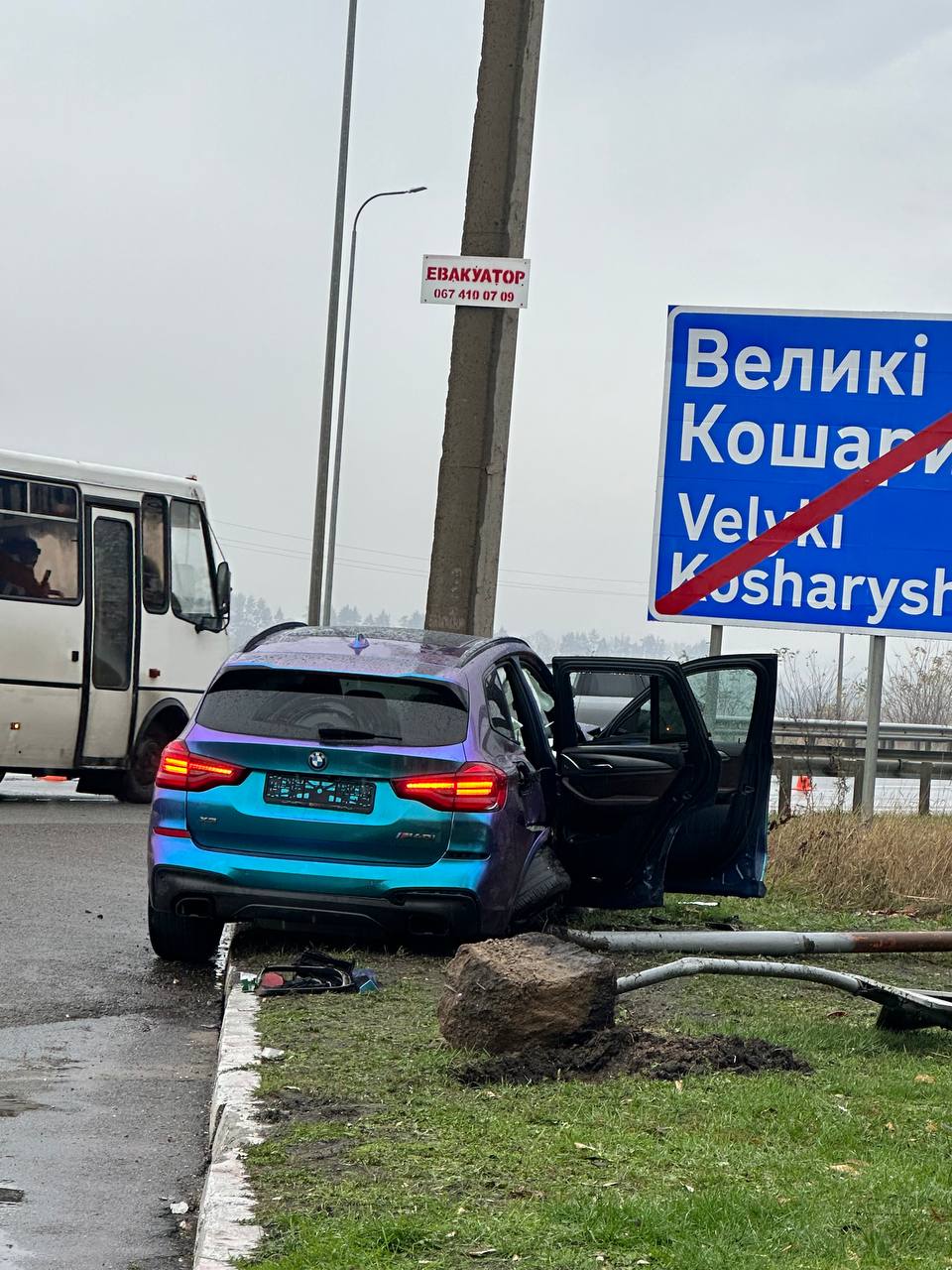 Відомий український блогер потрапив у жорстку аварію: фото з місця події