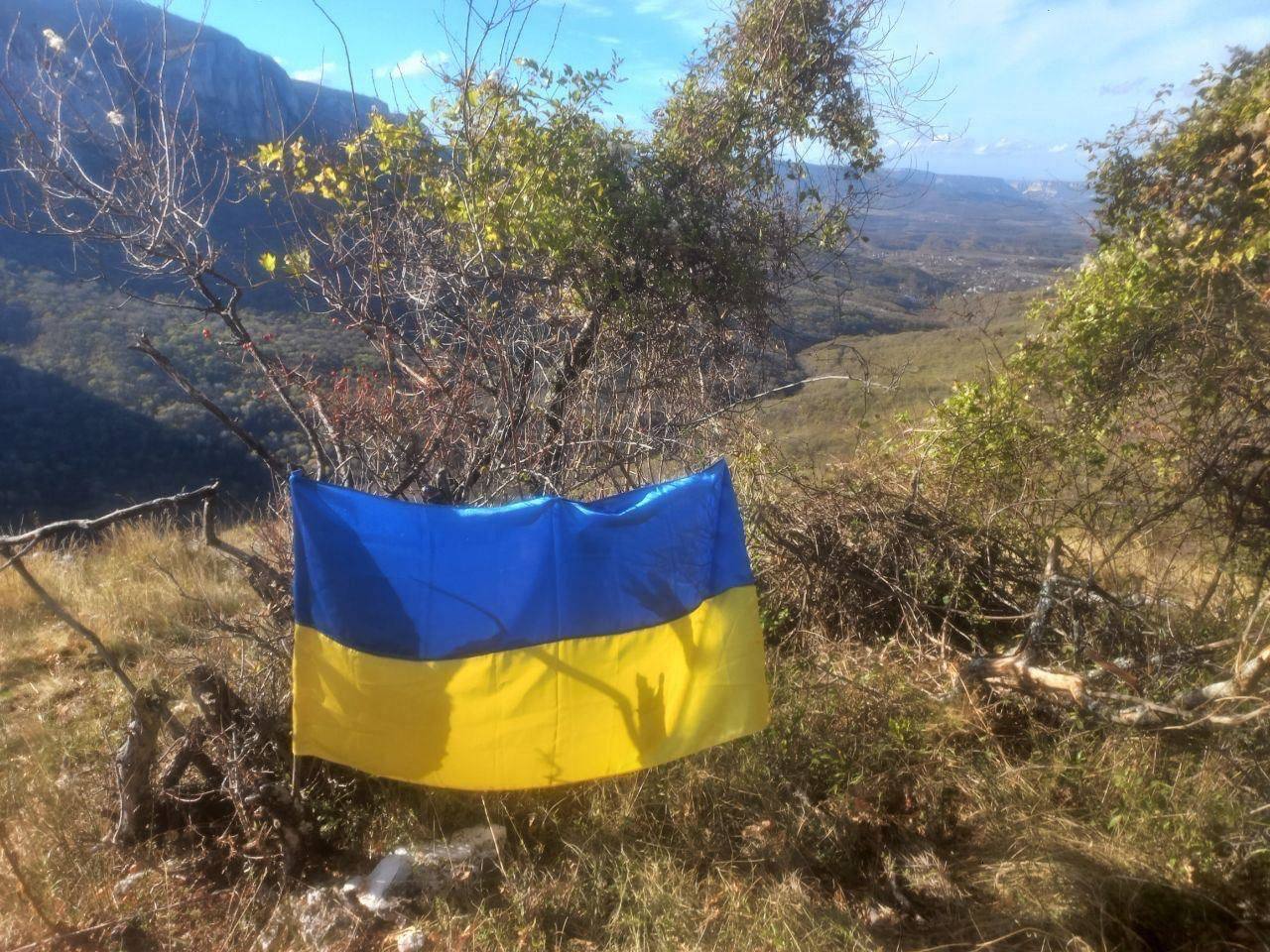 "Ми чекаємо ЗСУ". В Криму замайорів український прапор (фото)