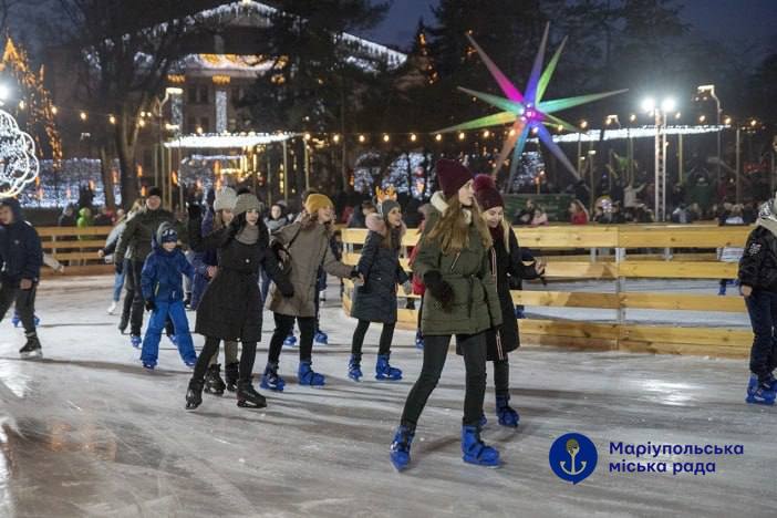 У мережі показали новорічні фото Маріуполя до окупації: "Веселка", вогники і радість