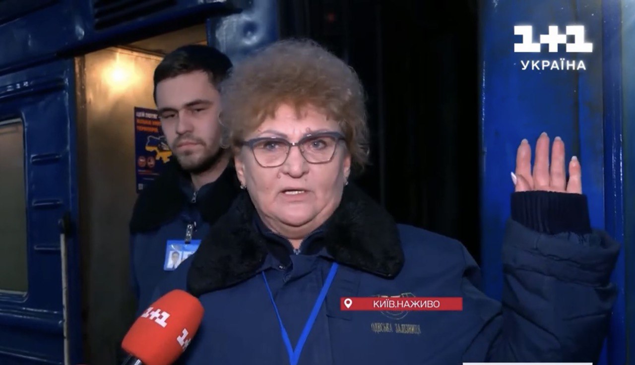"Начался ужас, обстрелы": проводница рассказала о моменте удара РФ по вокзалу в Херсоне