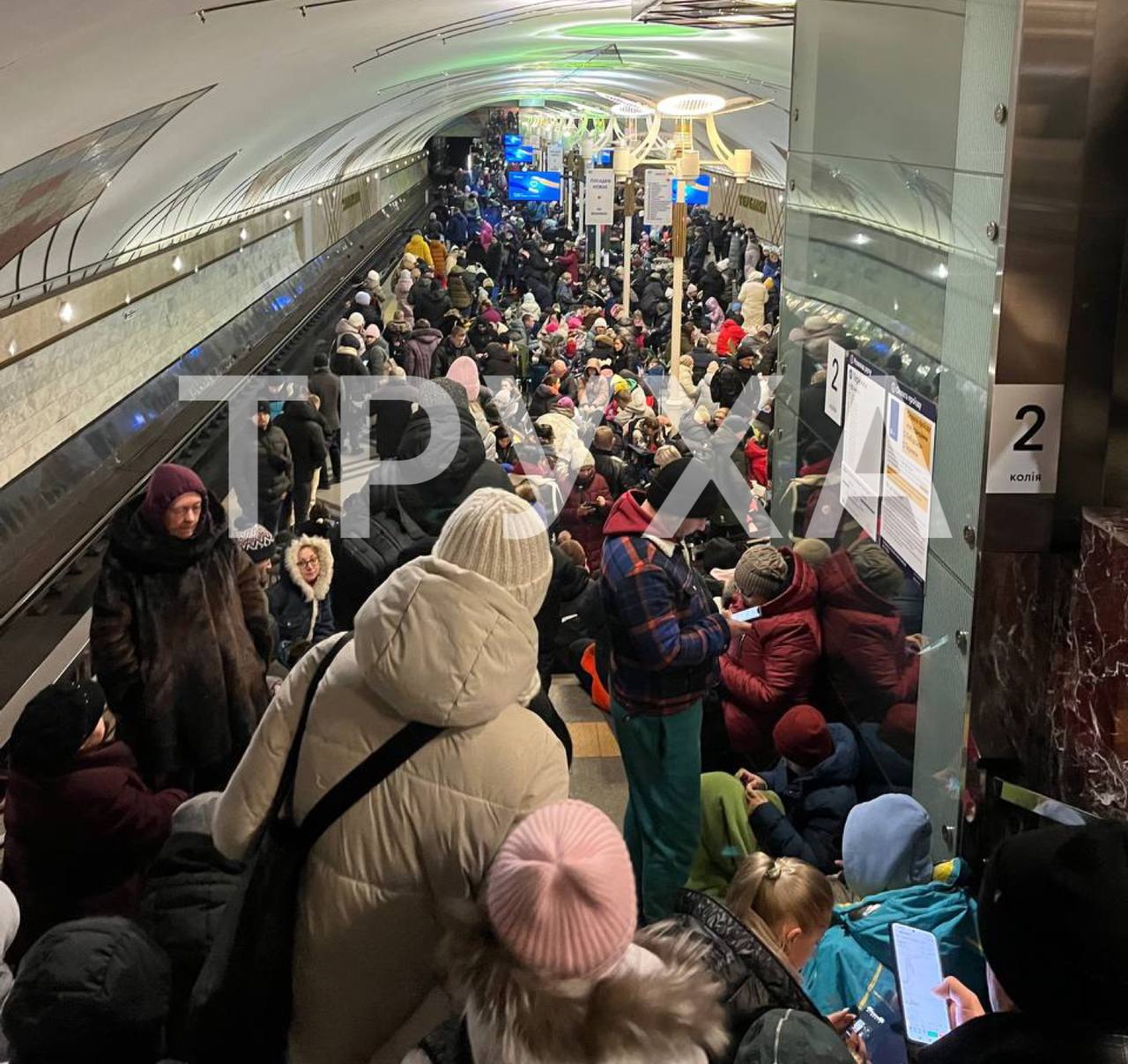 В метро Киева - коллапс. Кто-то прячется от ракет, кто-то спешит на работу (фото)