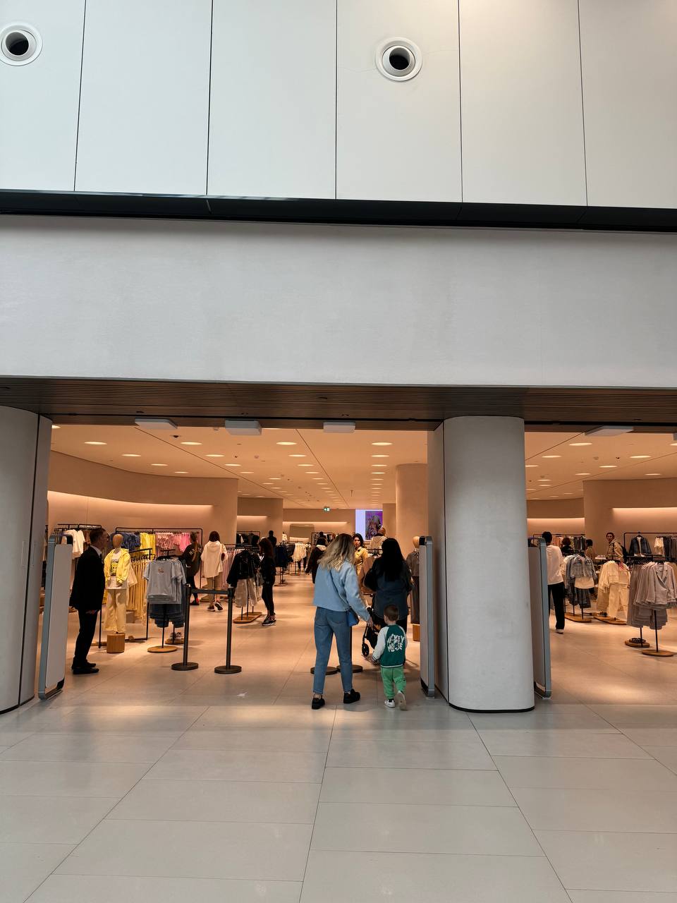 ZARA снова работает. Как открывались магазины Inditex в Киеве (фото)