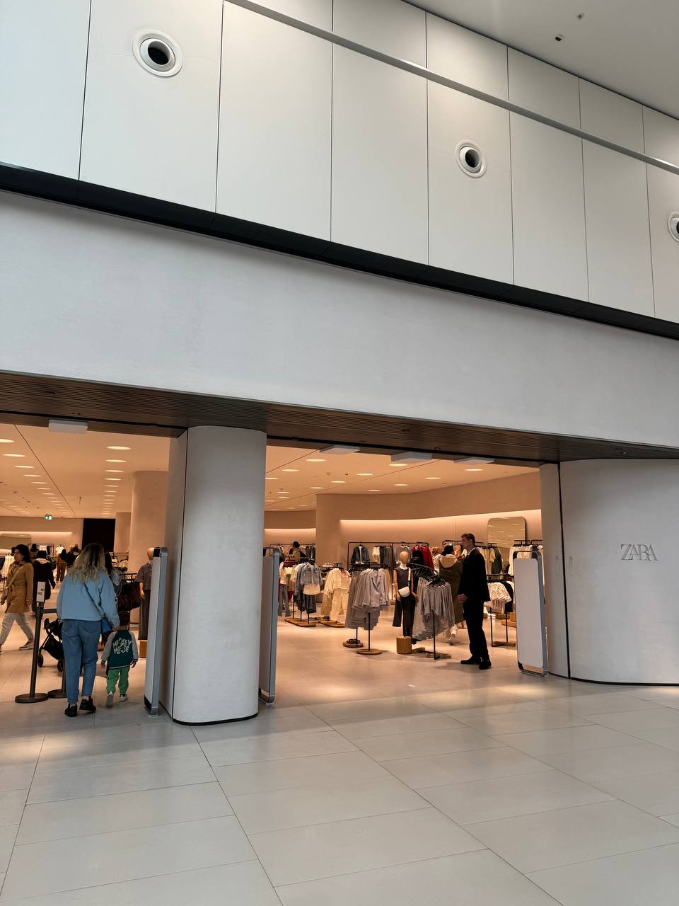 ZARA снова работает. Как открывались магазины Inditex в Киеве (фото)