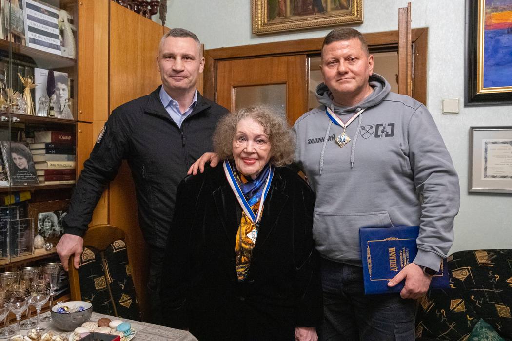 Як живе Ліна Костенко: рідкісні фото з квартири найвідомішої поетеси України