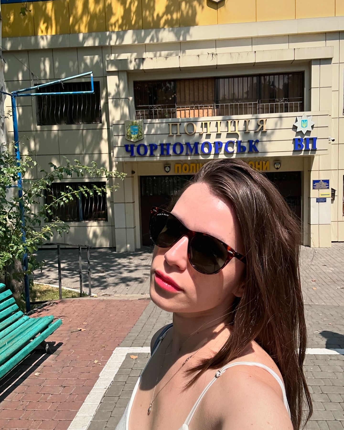 Соловий, на которую составили протокол за мат, показалась возле отделения полиции и вспомнила о маме (фото)