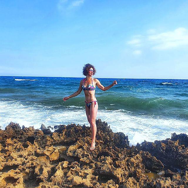 53-летняя украинская ведущая восхитила формами под солнцем на берегу океана (фото)