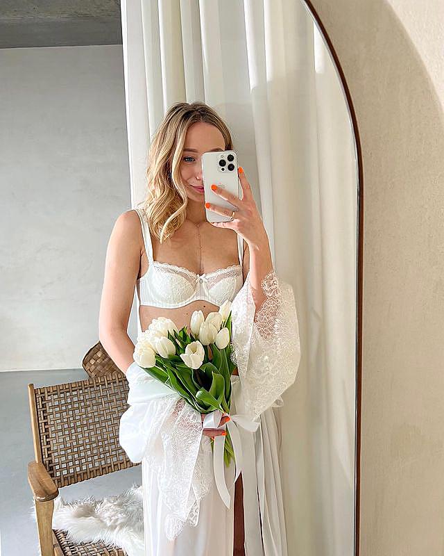 Жена Павлика в прозрачном белье устроила смелый фотосет: такой вы ее еще не видели